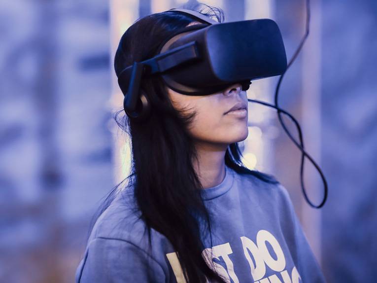 Eine junge Frau trägt eine VR-Brille