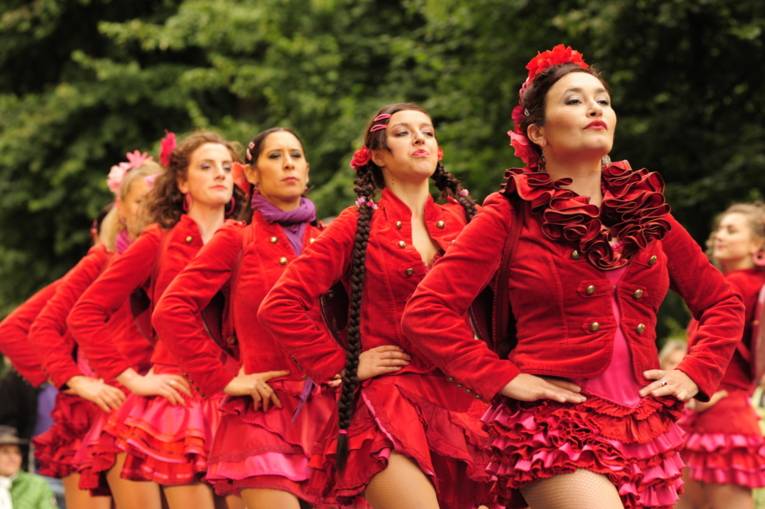 Pequeño festival en el gran jardín
