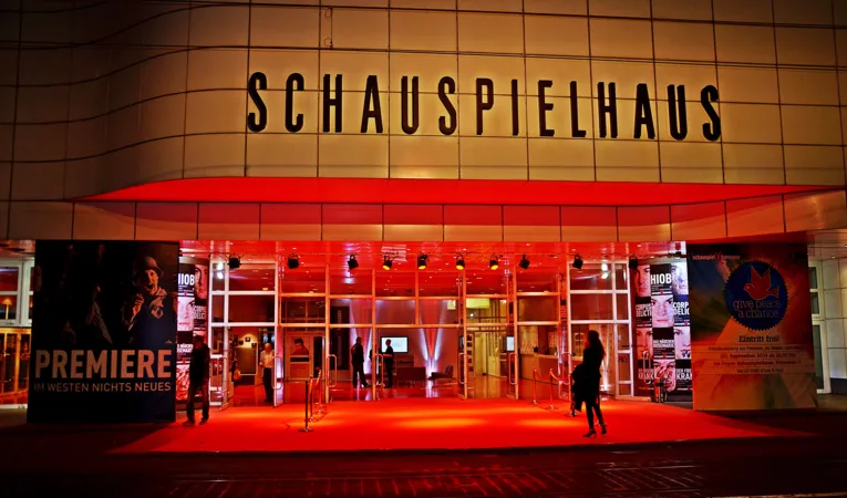 Schauspielhaus / Außenansicht beleuchtet