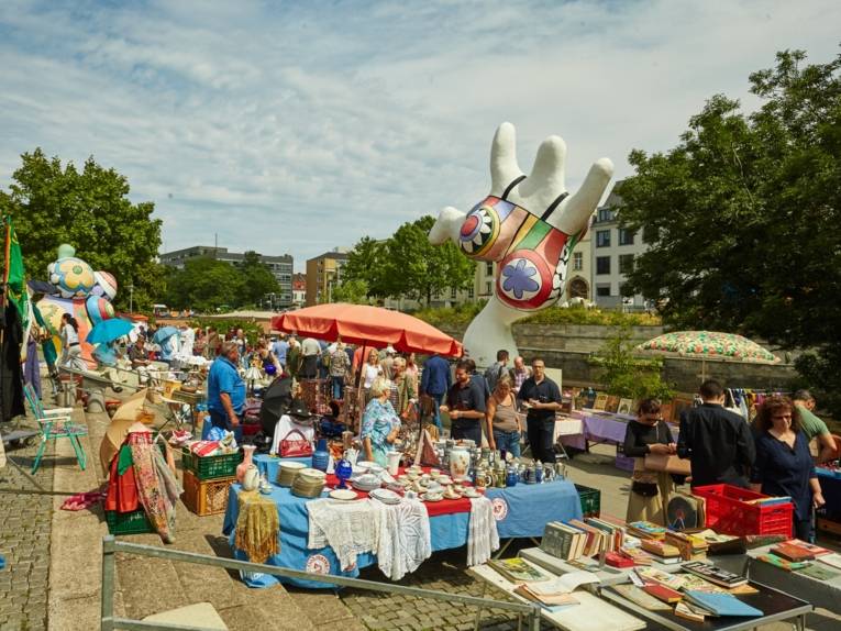 Menschen und Stände am Flohmarkt Am Hohen Ufer.