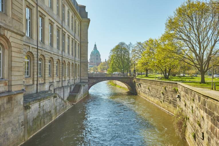 Leineschloss mit Blick auf Neues Rathaus