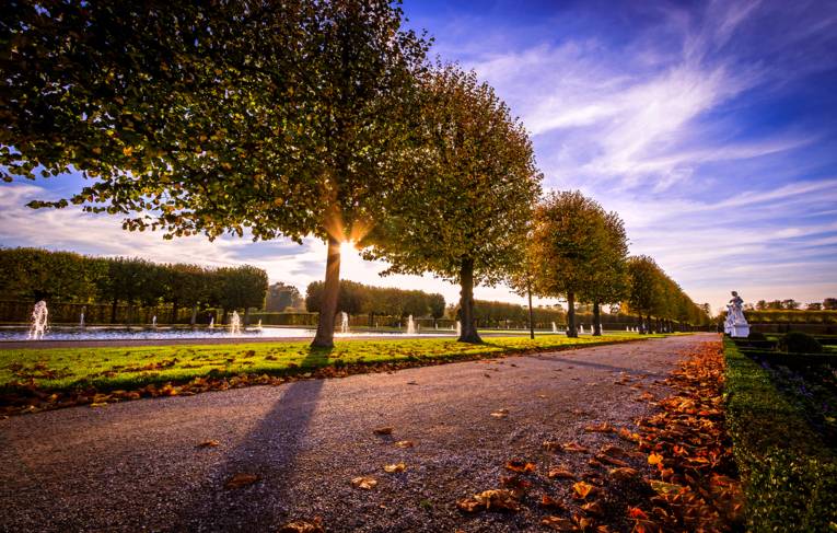 Großer Garten im Herbst