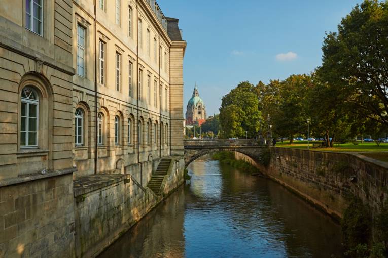 Leineufer mit Blick auf das Neue Rathaus