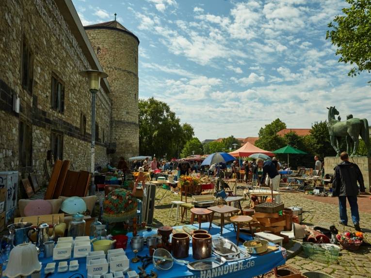 Menschen und Stände am Flohmarkt Am Hohen Ufer.