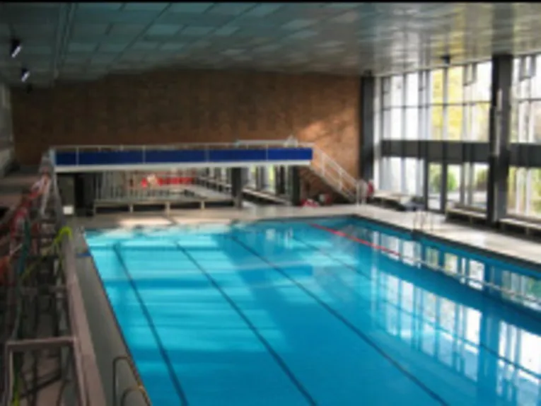 Interiorul unei piscine interioare: se poate vedea piscina și o parte din fața ferestrei