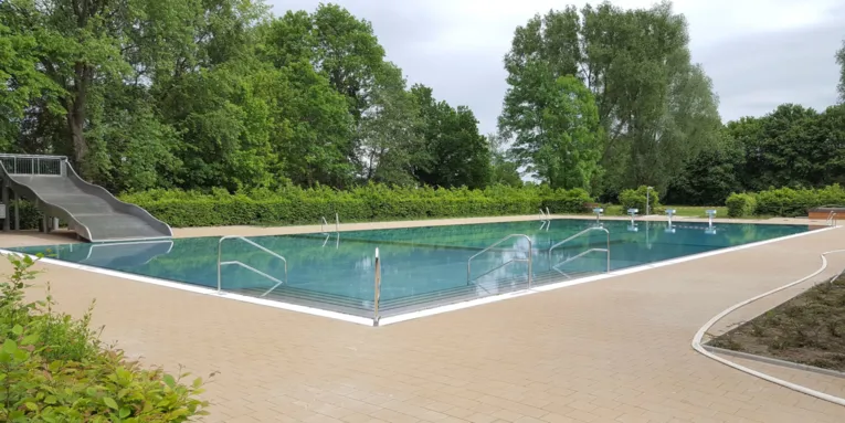 Piscine avec grand toboggan