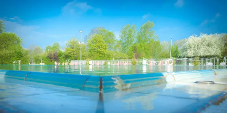 Schwimmbecken