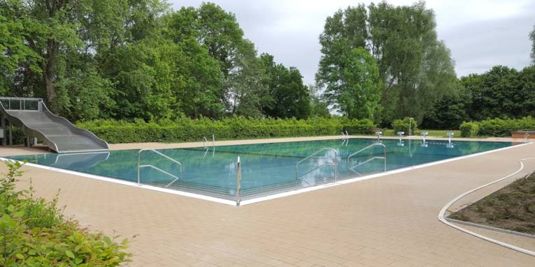 Schwimmbecken mit großer Rutsche