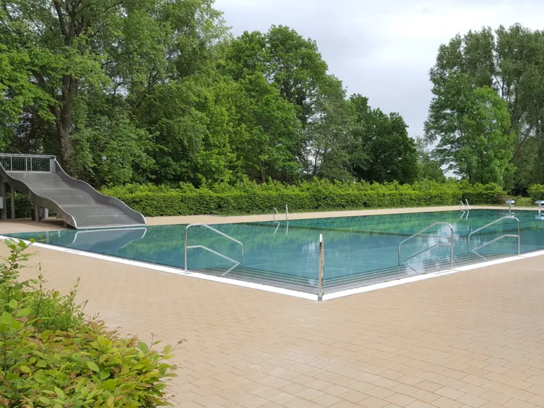 Schwimmbecken mit großer Rutsche