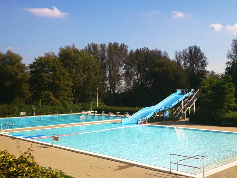 Freibad mit großer Rutsche