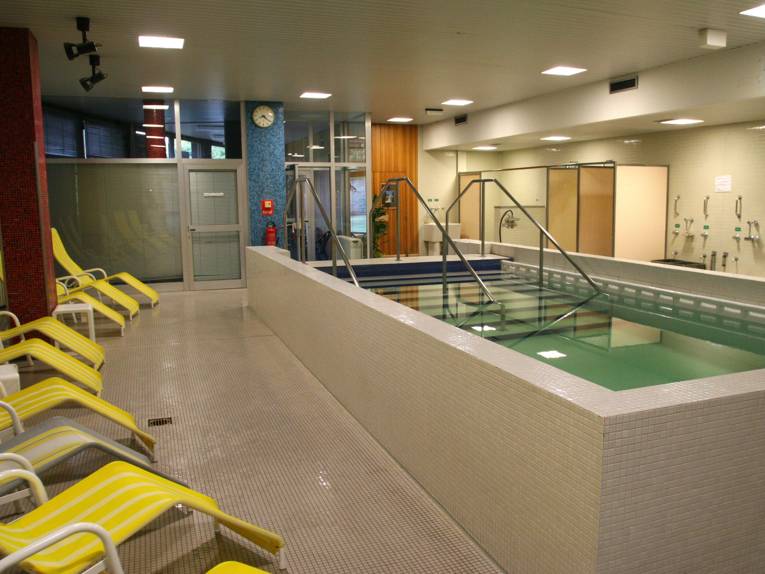 Tauchbecken und Ruhezone einer Sauna