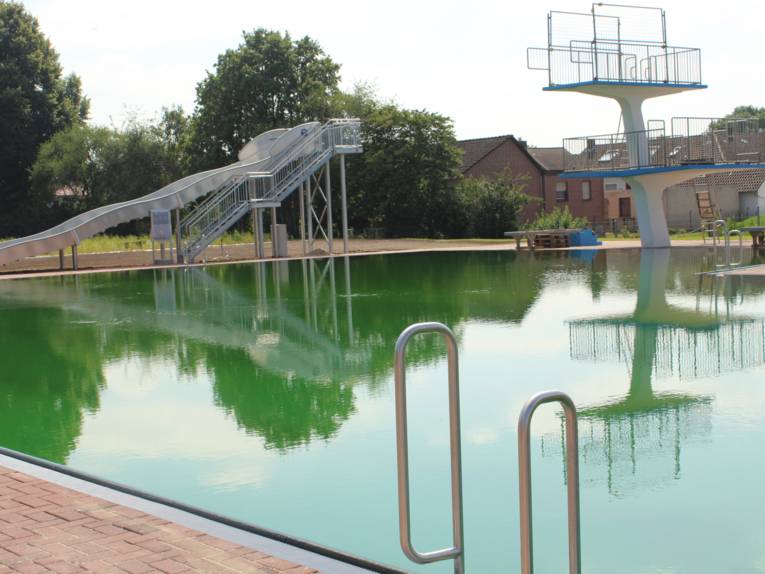 Sprungturm und Breitwellenrutsche