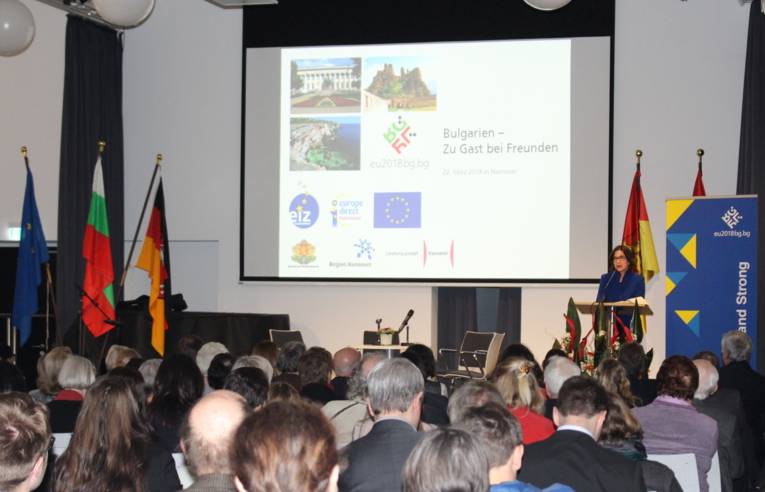 1. Regionsrätin Hermenau am Rednerpult, im Vordergrund die Zuschauer