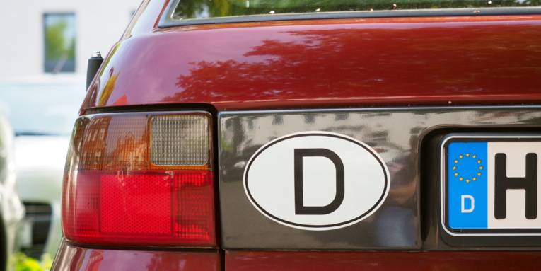 D-Aufkleber am Heck eines Autos.