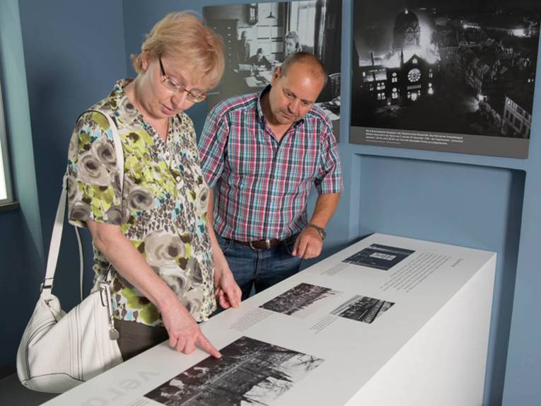 Eine Frau und ein Mann informieren sich in einer Ausstellung.