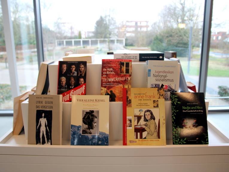 Ein Tisch mit verschiedenen Büchern.