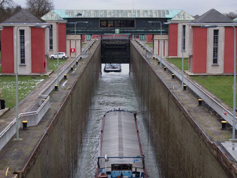 Schleusenansicht - zwei Schiffe bei der Durchfahrt.