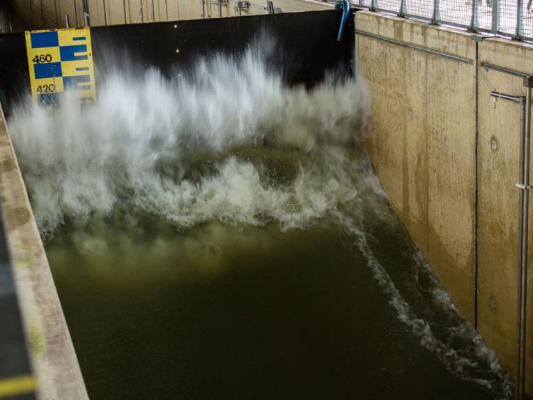 Große Welle in einem Wellenkanal.