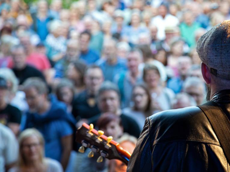 Konzert der Henrik Fleischlader Band beim Kultursommer 2019: Blick von der Bühne auf das Publikum