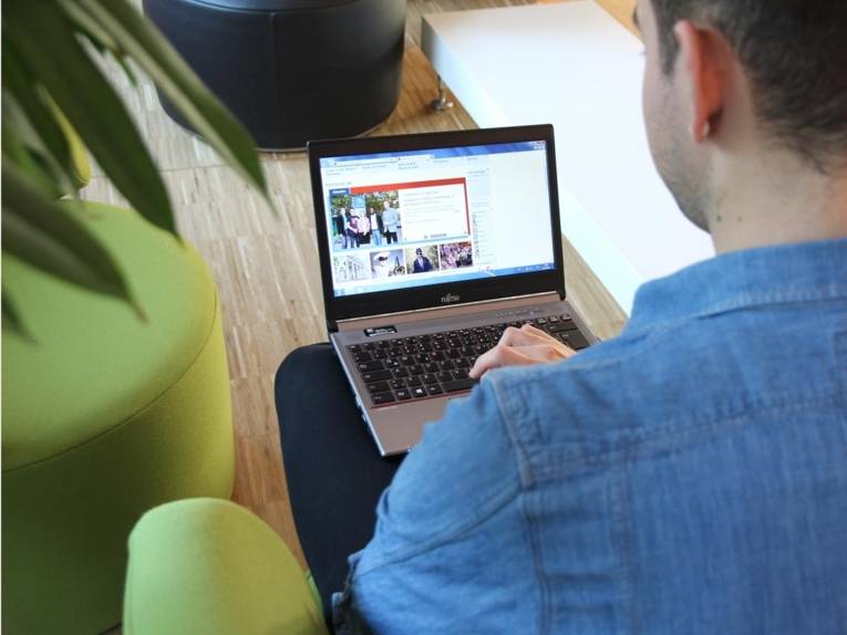 Ein Mann mit Laptop.