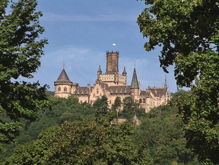 Auf einem Berg gelegene Burg