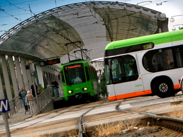 Otobüs ve tren bir ana yol üzerinde karşı karşıya geliyor.