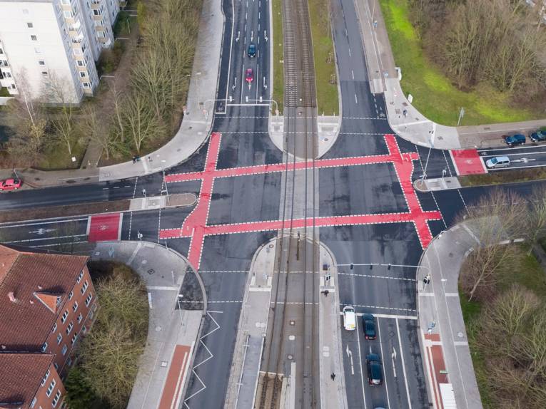 Eine Kreuzung aus der Luft fotografiert