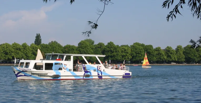 Der Maschsee-Dampfer fährt auf dem Maschsee.