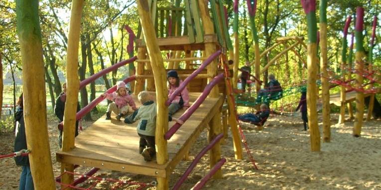 Une aire de jeux dans l'Amtspark de Großburgwedel
