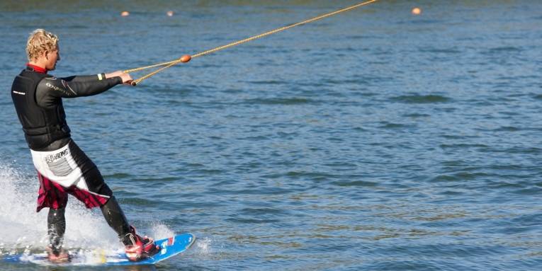 Ein Mann fährt Wasserski auf dem Blauen See in Garbsen