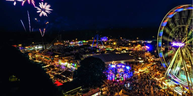 Schützenfestplatz von oben mit Feuerwerk