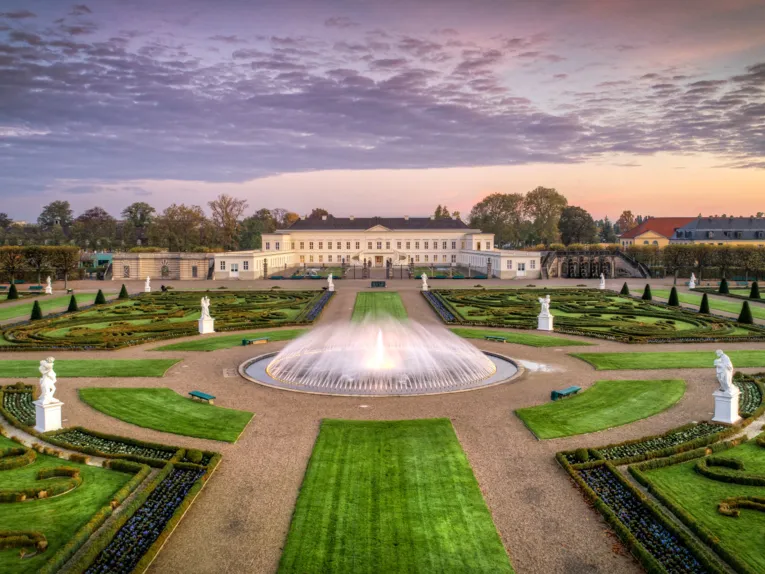 Utsikt över Herrenhausens slott på hösten