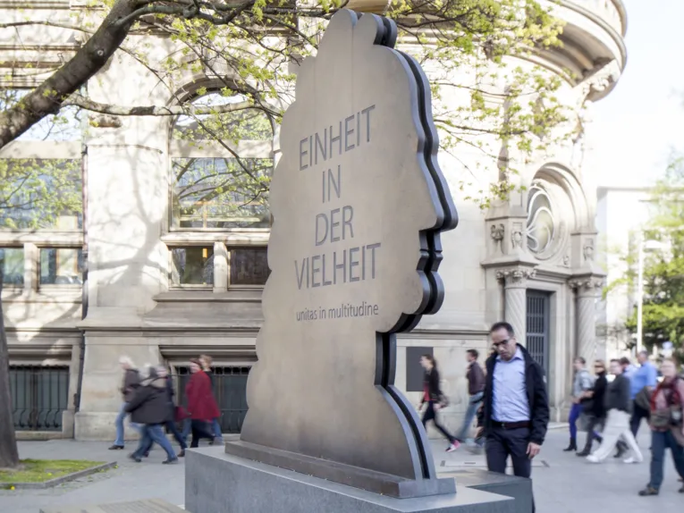 Mann vor Denkmal