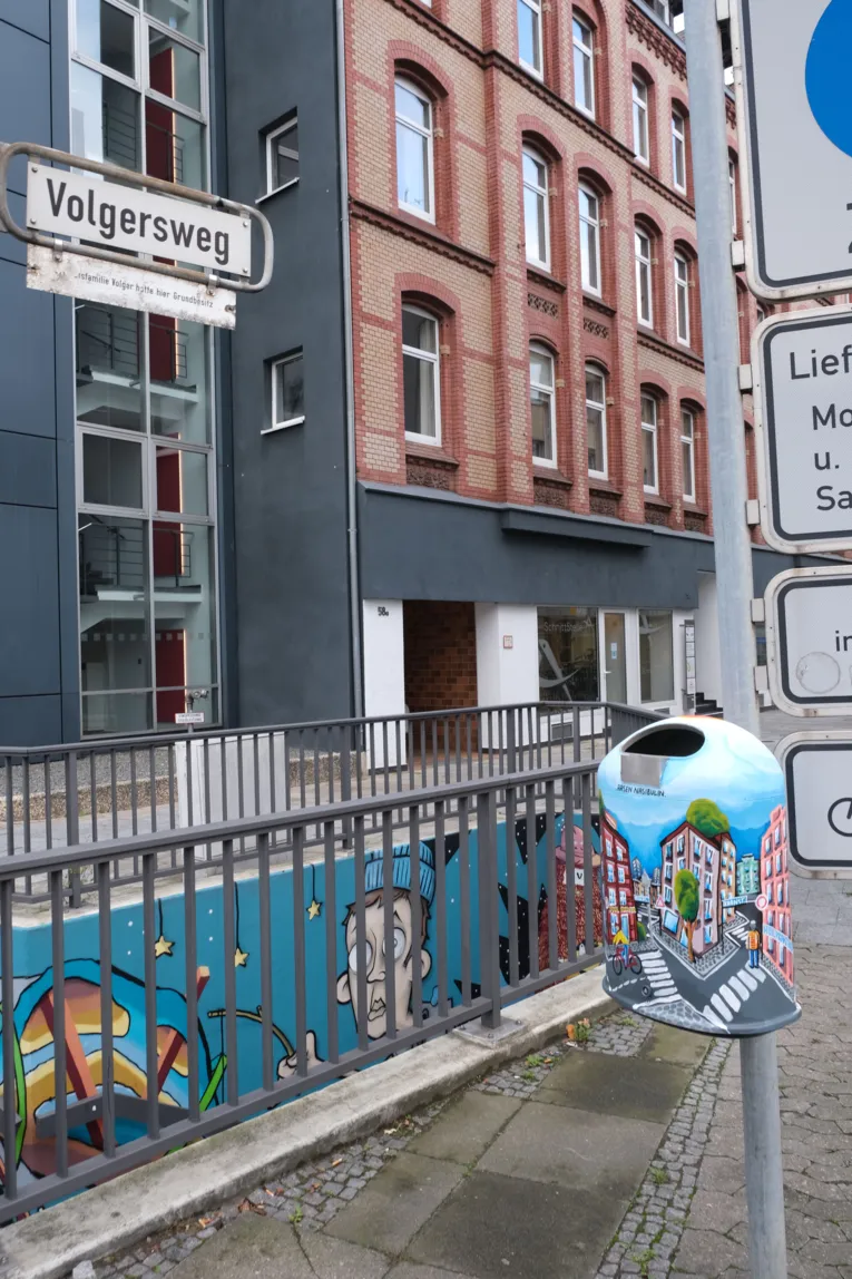 Taiteellinen roskakori Volgerswegillä/Berliner Alleella