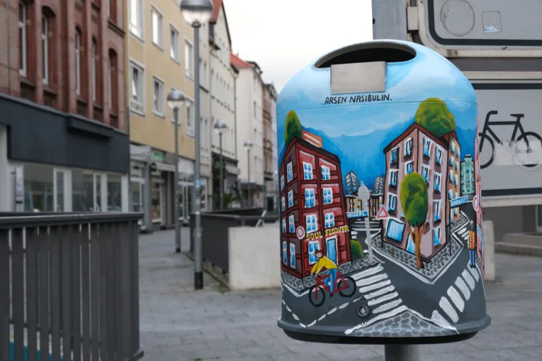 Taiteellinen roskakori Volgerswegillä/Berliner Alleella 