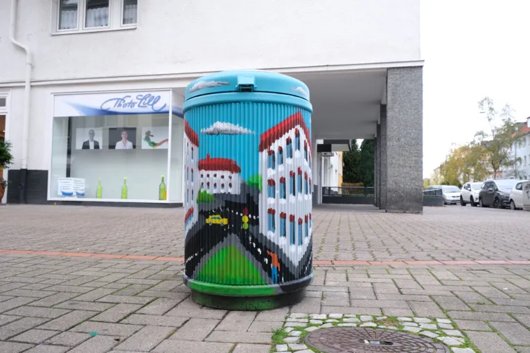 Taiteellinen roskakori Volgerswegillä/Eichstraßella