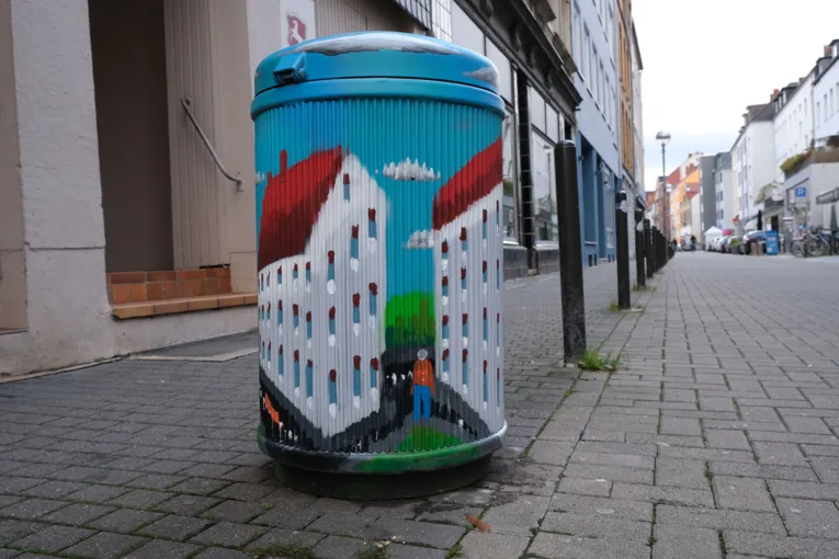 Taiteellinen roskakori Volgerswegin ja Sedanstraßen risteyksessä