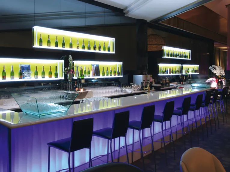 oświetlony bar