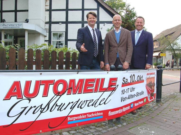 Carsten Niemann, Bürgermeister Axel Düker und Dirk Breuckmann freuen sich auf die Automeile
