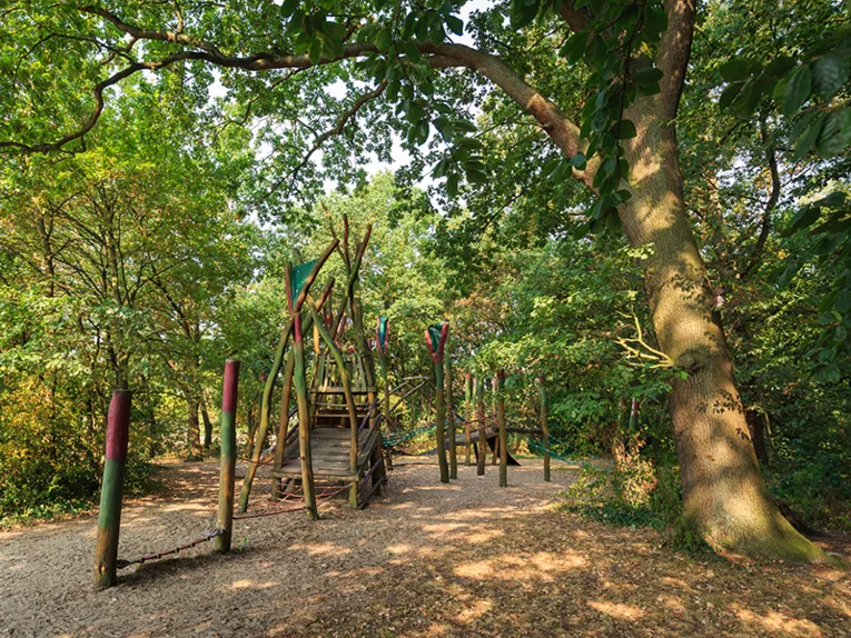 Amtspark mit Drachenspielplatz in Burgwedel