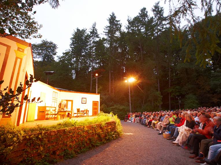 En utomhusscen i skogen med fullsatta läktare