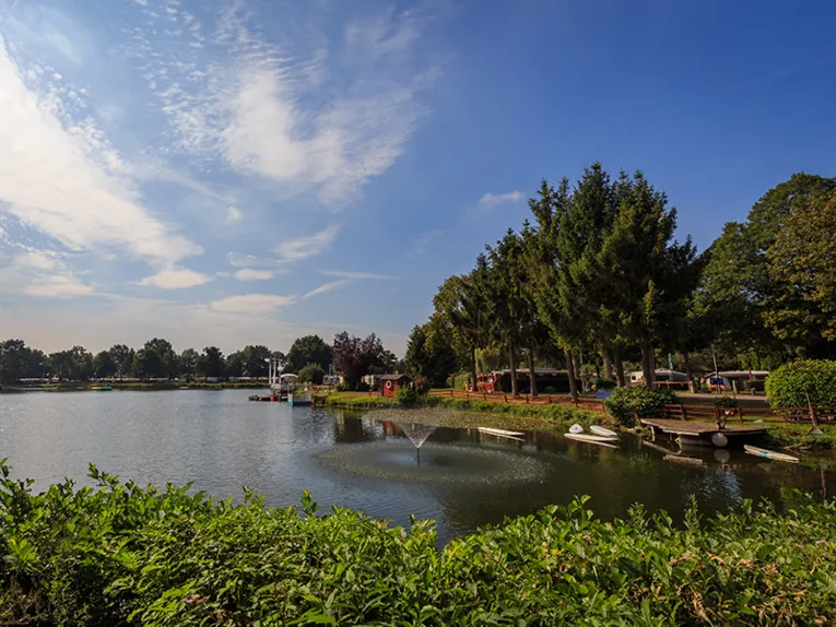  Natals Heidesee ist ein Badeparadies. Ein See umgeben von Bäumen.
