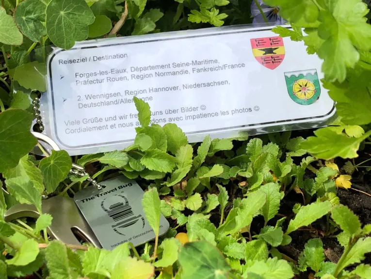 "Travel Bug": Dieser „Schatz“ geht mit den Geocachern auf die Reise in die Wennigser Partnerstadt „Forges-les-Eaux“ in Frankreich