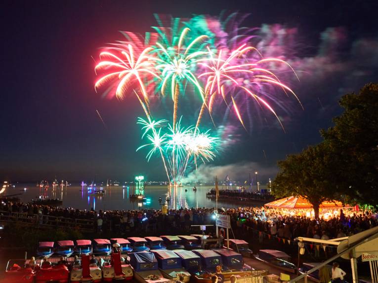 Feuerwerk über dem Steinhuder Meer davor Menschen am Ufer