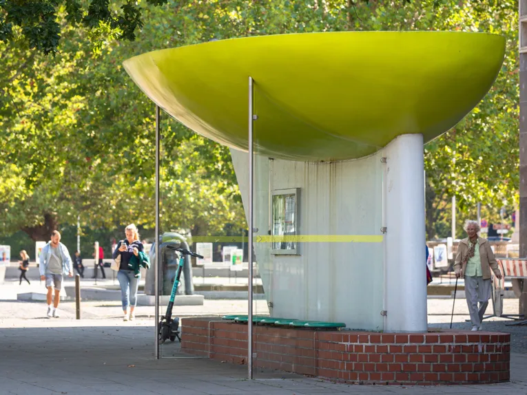 Seit dem 10. April 1994 verfügt Hannover mit den Busstops über eine weltweit einmalige Kollektion von Haltestellen.