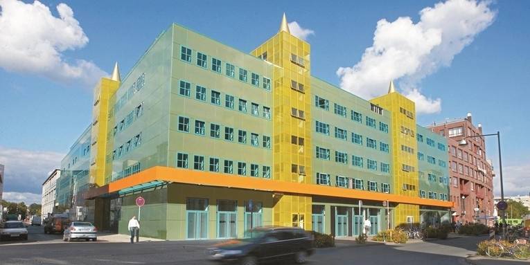 Man sieht eine Außenansicht des Medienzentrums Mendini.