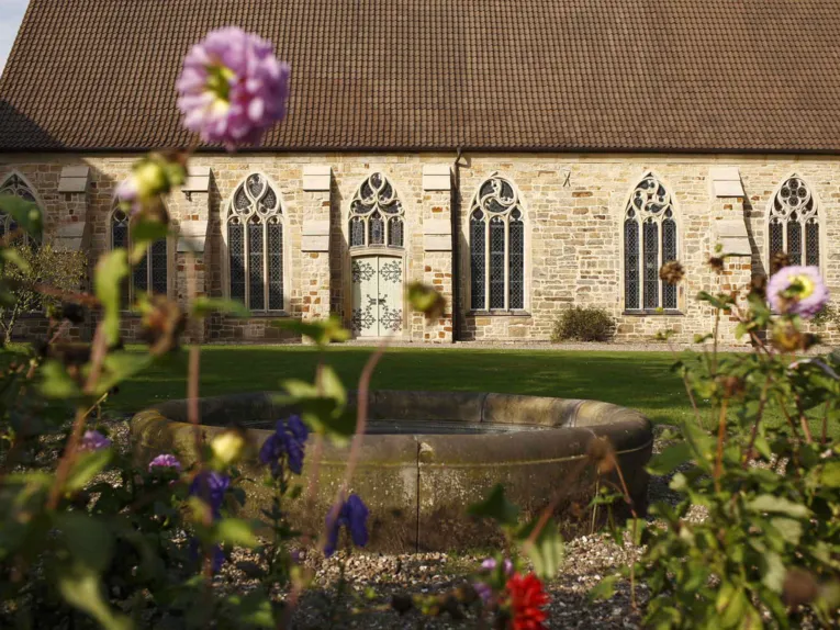 Blumen vor einem Kloster