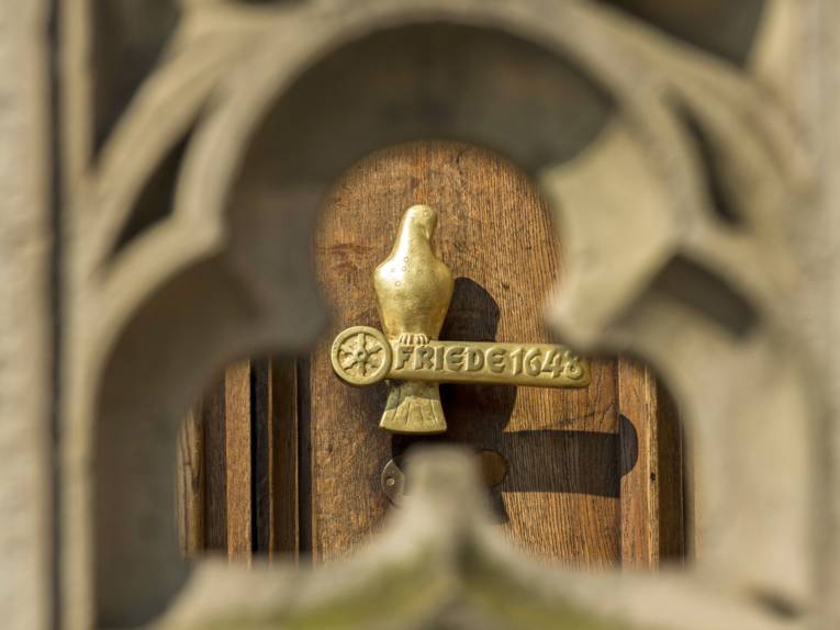 Friedenstaube an der-Rathaustür