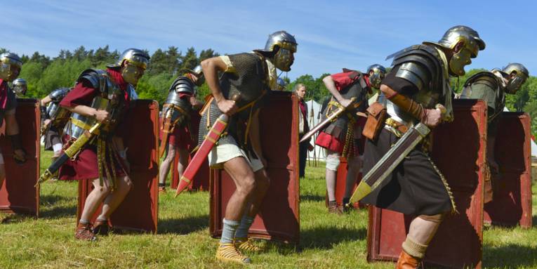 Römerkohorte beim Exerzieren während der Römer- und Germanentagen