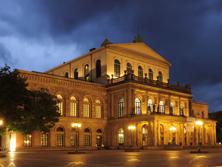 De opera van Hannover bij nacht